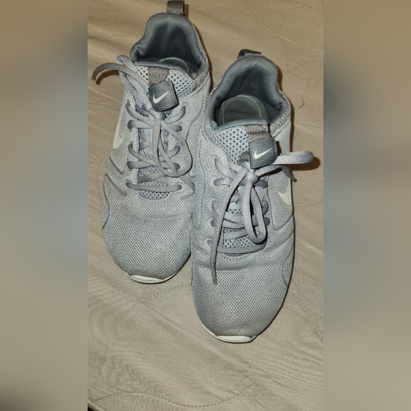 *Black Friday Sale* Nike 833666-001 Size 7.5 - Picture 2 of 4